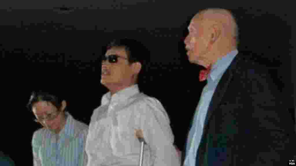 5月19日，陈光诚抵达纽约后向等候已久的记者讲话。4月间，被层层软禁在山东临沂东师古村的盲人法律维权人士陈光诚千里逃亡，进入美国驻北京大使馆。经过美中政府谈判，陈光诚和妻儿获准赴美。（美国之音叶兵拍摄）