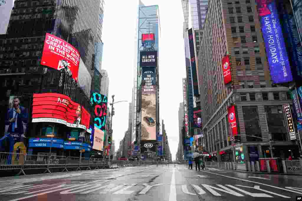 새해 맞이 카운트다운을 앞둔 미국 뉴욕 맨해튼의 타임스퀘어가 신종 코로나바이러스 사태의 영향으로 텅 비어있다.