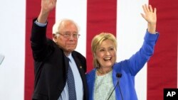 Senator Bernie Sanders (kiri) dan Hillary Clinton (foto: dok). Tim kampanye Sanders menuduh organisasi Partai Demokrat memperlakukannya tidak adil dan mengatur pemilihan proses pemilihan kandidat.