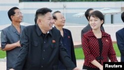 金正恩与李雪珠7月25日在平壤