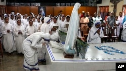Монахині моляться біля могили святої Матері Терези в ордені Місіонерок милосердя під час молитовної церемонії з нагоди річниці її смерті в Калькутті, Індія, 5 вересня 2022 р. (AP Photo/Bikas Das)
