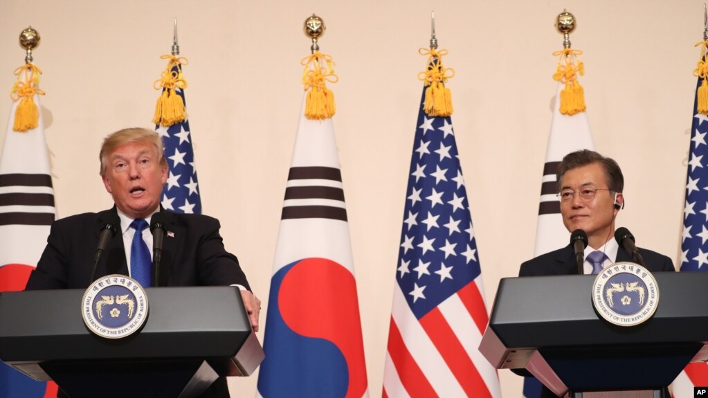 Le président Donald Trump, à gauche, et son homologue sud-coréen Moon Jae-in, lors d'une conférence de presse conjointe à la Maison bleue à Séoul, en Corée du Sud, mardi 7 novembre 2017. (AP Photo / Andrew Harnik)