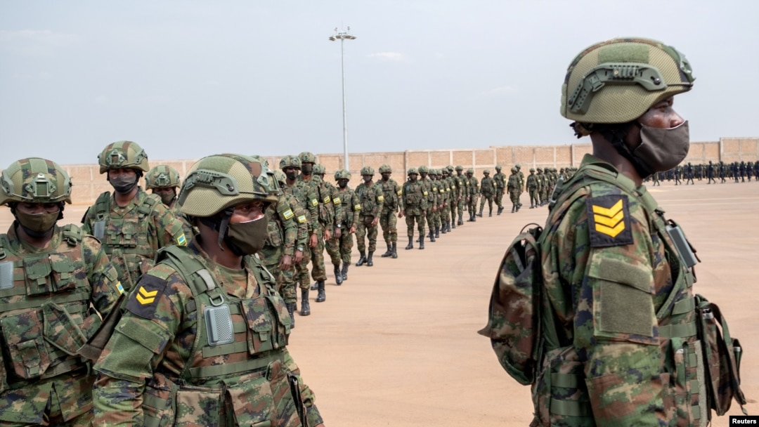 Igisirikare c'u Rwanda kiriko citegura gufata indege kija muri Mozambique. Ku kibuga c'indege mpuzamakungu i Kigali, kw'itariki 10/07/2021