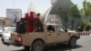 Combatientes talibanes posan en la parte trasera de un vehículo en la ciudad de Herat, al oeste de Kabul, Afganistán, el sábado 14 de agosto de 2021, luego de que tomaron esta provincia del gobierno afgano.