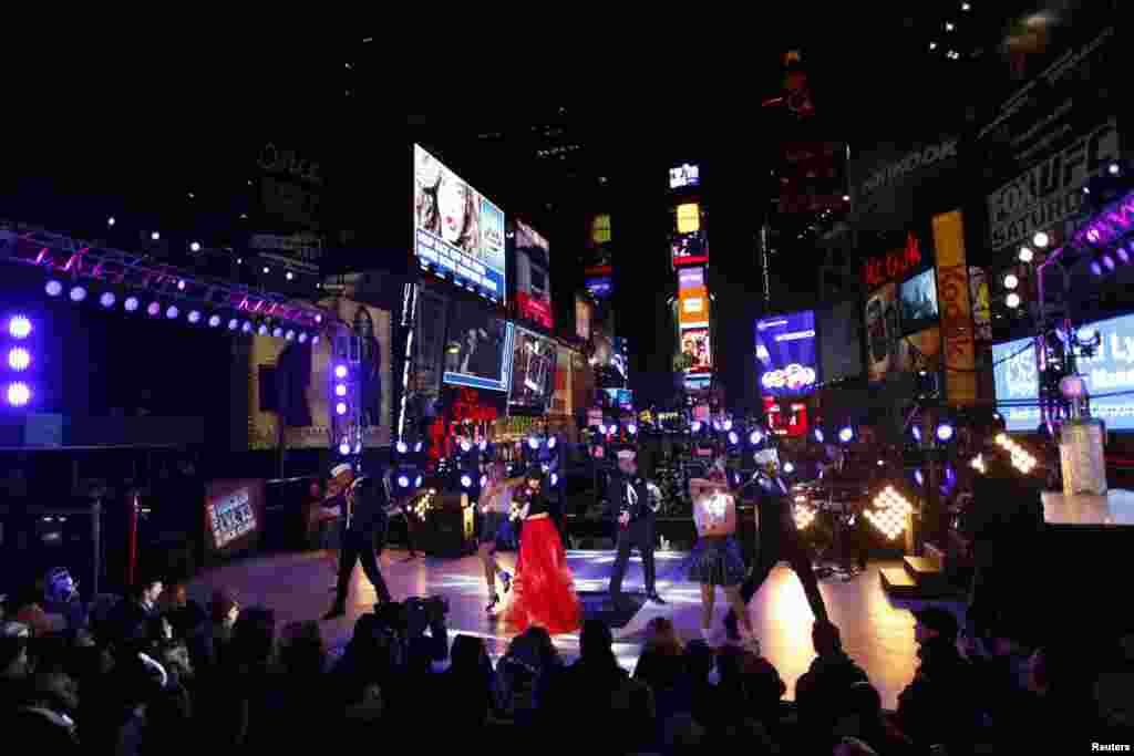Penyanyi Carly Rae Jepsen tampil dalam perayaan malam tahun baru di alun-alun Times Square, New York. (Reuters/Joshua Lott)
