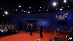 Rais Barack Obama (R) na mpinzani wake Mitt Romney (L) katika mdahalo wa pili wa urais huko New York, October 16, 2012.