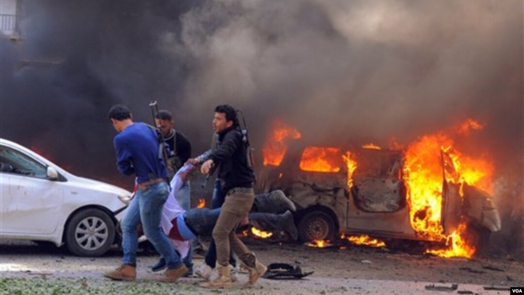 cho thấy Syria mang theo một người đàn ông Người bị thương được khiêng ra khỏi hiện trường sau vụ đánh bom gần trụ sở của đảng Ba'ath cầm quyền Syria ở trung tâm Damascus, ngày 21/2/2013.