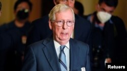 Anggota Senat AS dari Partai Republik Mitch McConnell berbicara kepada awak media setelah menghadiri pertemuan mingguan antara anggota Partai Republik di Capitol Hill pada 28 September 2021. (Foto: Reuters/Elizabeth Frantz)