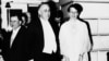지난 1932년 프랭클린 루스벨트 미국 전 대통령과 그의 부인 엘리노어 루스벨트 여사가 백악관을 나서고 있다. 
