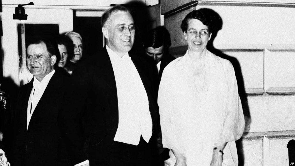 지난 1932년 프랭클린 루스벨트 미국 전 대통령과 그의 부인 엘리노어 루스벨트 여사가 백악관을 나서고 있다.