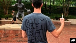 Một sinh viên mặc chiếc áo phông có ghi dòng chữ "Riley Howell là một người hùng". 