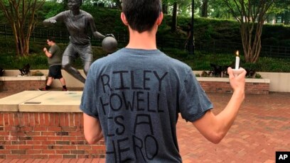 Một sinh viên mặc chiếc áo phông có ghi dòng chữ "Riley Howell là một người hùng". 