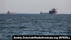 Проходимо повз цивільні судна, які стоять на рейді порту Одеса