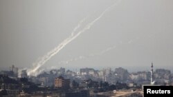 Palestina menembakkan roket dari jalur Gaza ke Israel (Foto: dok). Serangan ini memicu serangan udara balasan dari Israel yang menewaskan sedikitnya enam orang, Sabtu (10/11).