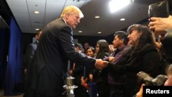 Presiden AS Donald Trump menyambung keluarga-keluarga korban pembunuhan setelah acara diskusi di Bethpage, New York, 23 Mei 2018. Anggota geng MS-13 dituding berada dibalik pembunuhan tersebut.