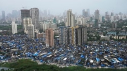 Daerah kumuh dan gedung-gedung tinggi terlihat di latar belakang di Mumbai, India, Selasa, 23 Juli 2024. (Rajanish Kakade/AP)