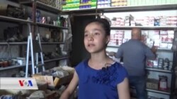 Qîza 13 Salî Roya Alîkarîya Bavê Xwe Dike