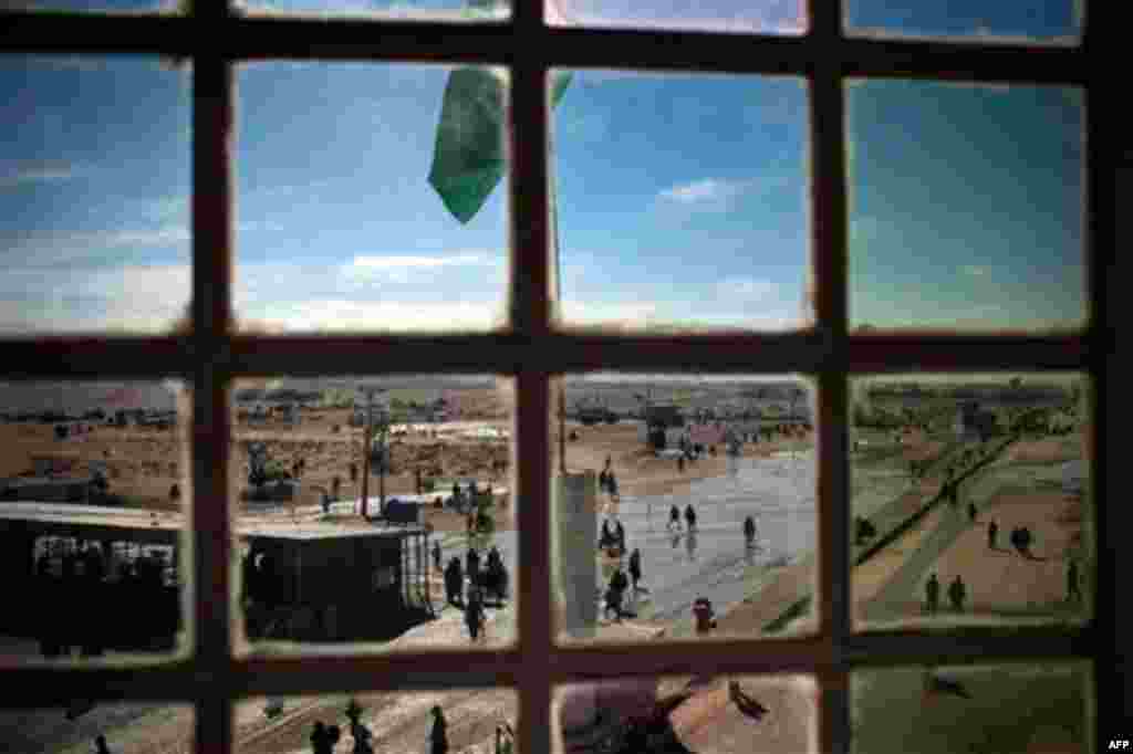 People cross from Afghanistan into Pakistan at the border town of Chaman. (AP Photo/Anja Niedringhaus)