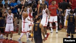 Bismack Biyombo de Toronto Raptors célébrant la victoire de son équipe à la fin d'un match de NBA Source: Reuters