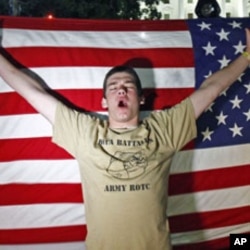 Un homme se réjouissant devant la Maison-Blanche à l'annonce de la mort de Ben Laden