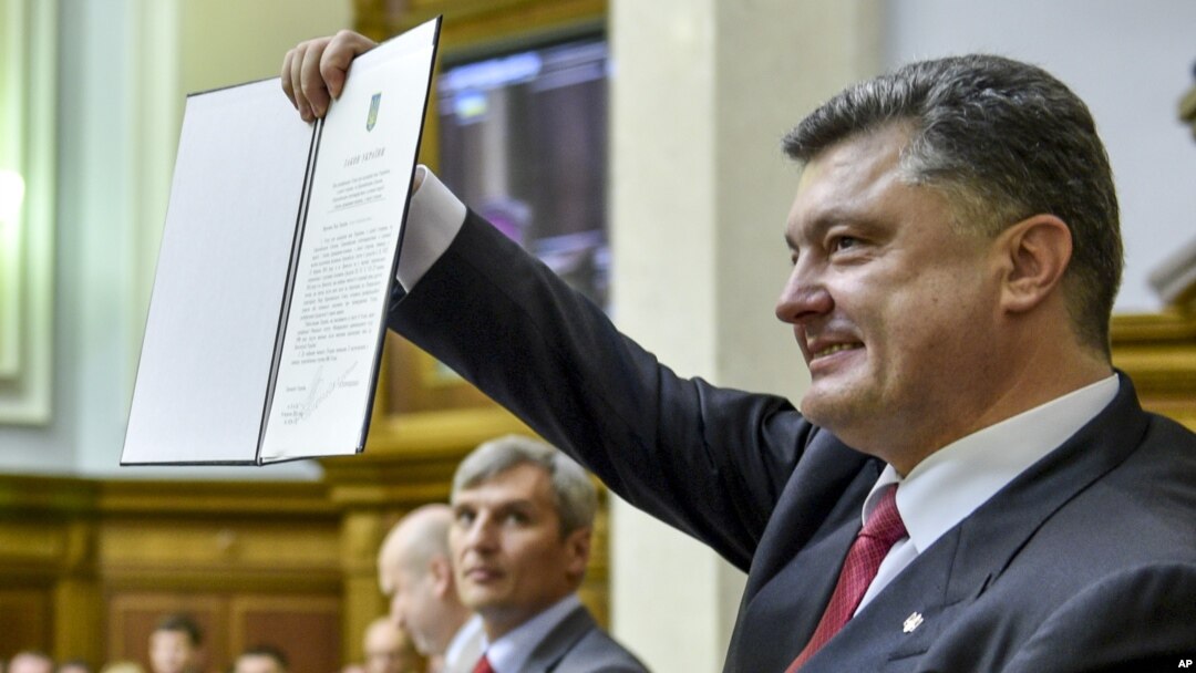 Tổng thống Ukraine Petro Poroshenko sau khi ký Hiệp định Liên kết Ukraine-EU trước quốc hội ở Kiev, Ukraine, 16/9/2014.