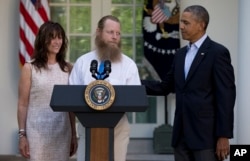 Американскиот претседател Барак Обама со родителите на Бо Бергдал, по објавувањето на веста за ослободувањето