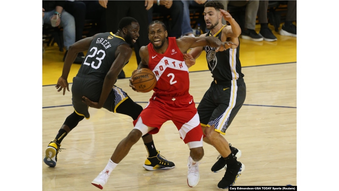 Kavai Lenard u duelu sa Klejom Tompsonom i Drejmondom Grinom u drugom poluvremenu šeste utakmice finala plej-ofa u Ouklendu (Foto: Reuters/Cary Edmondson-USA TODAY Sports)