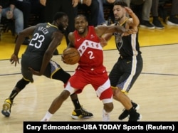 Kavai Lenard u duelu sa Klejom Tompsonom i Drejmondom Grinom u drugom poluvremenu šeste utakmice finala plej-ofa u Ouklendu (Foto: Reuters/Cary Edmondson-USA TODAY Sports)