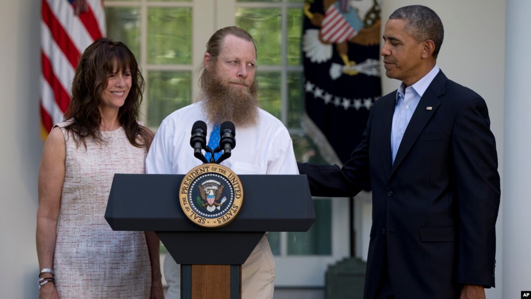 Presiden AS Barack Obama melakukan konferensi pers bersama orang tua Sersan Bowe Bergdahl, Jani Bergdahl dan Bob Bergdahl hari Sabtu (31/5). 