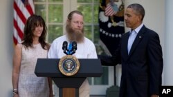 Orang tua Sersan Bowe Bergdahl bersama Presiden Obama di Gedung Putih.