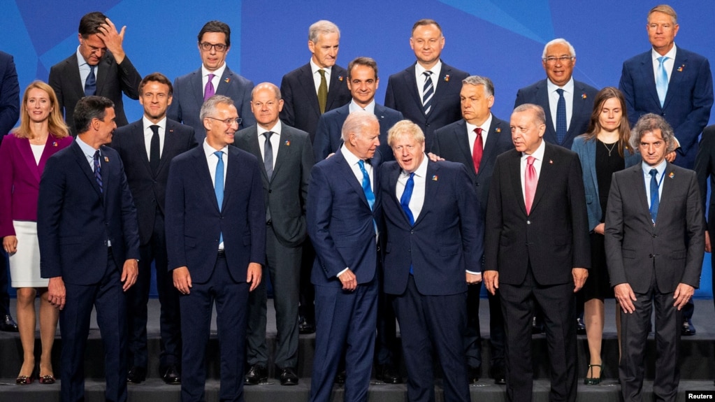美国总统拜登和北约其他成员国领导人在北约马德里峰会期间合影。(2022年6月29日)(photo:VOA)