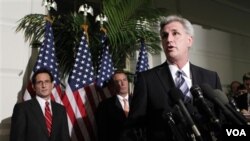 Kevin McCarthy didampingi Pemimpin Mayoritas di DPR Eric Cantor (kanan) dan Juru bicara DPR John Boehner saat jumpa pers di Capitol Hill, Washington (19/12).