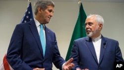 US Secretary of State John Kerry, left, meets with Iranian Foreign Minister Mohammad Javad Zarif at United Nations headquarters, Sept. 26, 2015. 
