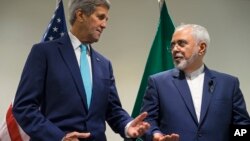 존 케리 미국 국무장관(왼쪽)과 자바 모함마드 자바드 자리프 이란 외무장관이 지난 9월 뉴욕 유엔 본부에서 열린 유엔 총회에서 대화하고 있다.