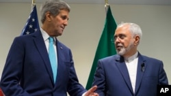 ລັດຖະມົນຕີ ການຕ່າງປະເທດສະຫະລັດ ທ່ານJohn Kerry, ຊ້າຍ, ພົບປະກັບທ່ານ Mohammad Javad Zarif ລັດຖະມົນຕີ ການຕ່າງປະເທດອີຣ່ານ ສະໜັກງານໃຫຍ່ຂອງອົງການສະຫະປະຊາຊາດ, 26 ກັນຍາ, 2015.