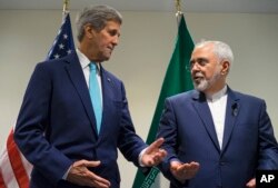 U.S. Secretary of State John Kerry, left, meets with Iranian Foreign Minister Mohammad Javad Zarif at United Nations headquarters, Sept. 26, 2015.