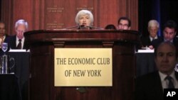 Chủ tịch FED, Bà Janet Yellen, giữa, phát biểu trong buổi tiệc ăn trưa ở Câu lạc bộ Kinh tế New York.