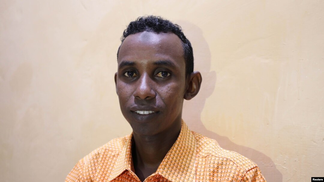 Mohamed Omar Abukar oo sheegay in hooyadiis oo 70 jir ah lagu dhaawacay duqeyn ay fuliyeen Mareykanka. Sawirka waxaa la qaaday March 31, 2020. REUTERS/Feisal Omar