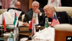 آقای ترامپ در عربستان سیاست جدید آمریکا را با رهبران کشورهای مسلمان در میان گذاشت. 