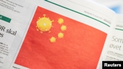 Ấn bản hôm thứ Hai 27/1 của nhật báo Đan Mạch Jyllands-Posten đăng biếm họa về lá cờ Trung Quốc với năm ngôi sao vàng được thay thế bằng những con virus corona. (Ảnh: Reuters)