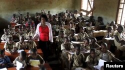 Umwigisha mw'ishule shingiro ecole primaire Ave Marie i Bujumbura mu Burundi 24/4/2015