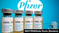 ARHIVA - Vakcinu koju zajednički razvijaju "Fajzer" i "Bajontek" prate izazovi skladištenja i distribucije jer je potrebno da bude čuvana na temperaturi od minus 70 stepeni - znatno ispod standarda za druge vakcine (Foto: Reuters/Dado Ruvić)