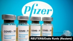 Des flacons avec un autocollant indiquant "COVID-19 / Vaccin contre le coronavirus / Injection uniquement" et une seringue médicale, le 31 janvier 2020. REUTERS / Dado Ruvic 