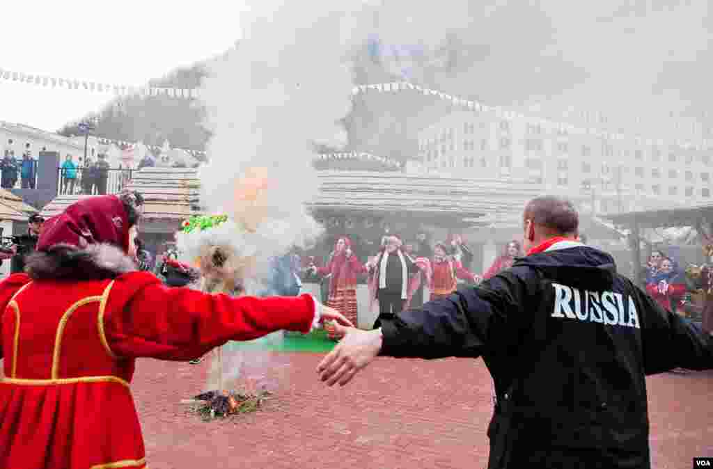 The Maslenitsa figure burns as Russians celebrate the end of winter. (V. Undritz for VOA)