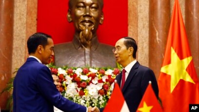 Tổng thống Indonesia Joko Widodo hội đàm với Chủ tịch Trần Đại Quang tại Phủ chủ tịch ở Hà Nội hôm 11/9.