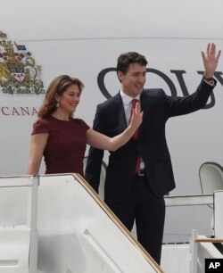 El primer ministro de Canadá, Justin Trudeau, y su esposa Sophie Gregoire, saludan a su llegada al aeropuerto internacional Ministro Pistarini, en Buenos Aires, Argentina. Noviembre 29 de 2018.