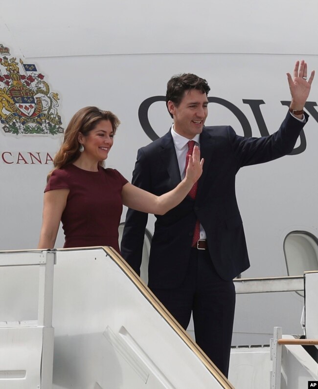 El primer ministro de Canadá, Justin Trudeau, y su esposa Sophie Gregoire, saludan a su llegada al aeropuerto internacional Ministro Pistarini, en Buenos Aires, Argentina. Noviembre 29 de 2018.