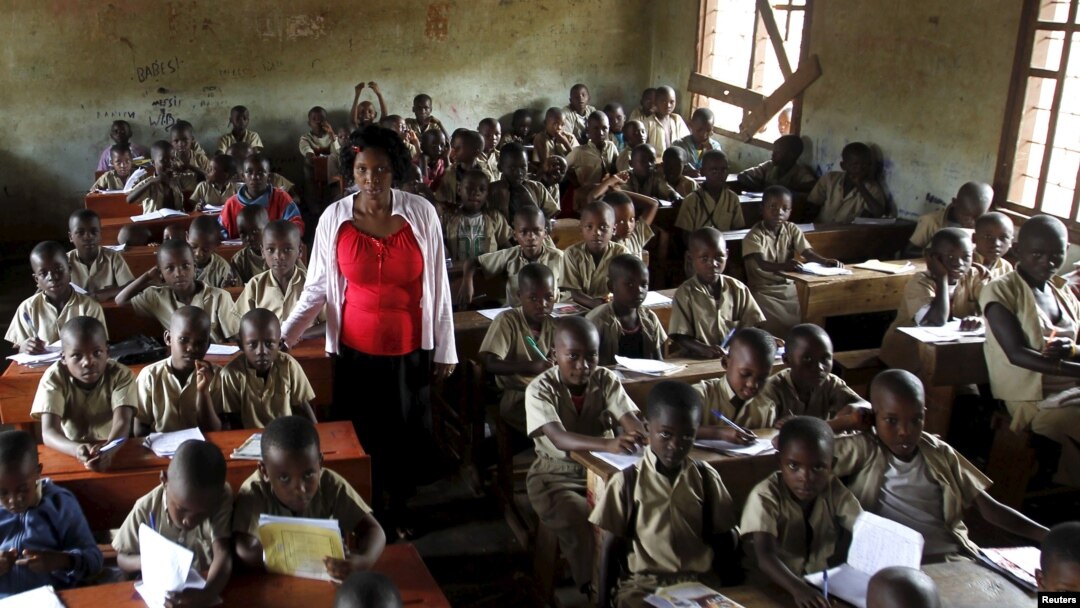 Umwigisha mw'ishule shingiro ecole primaire Ave Marie i Bujumbura mu Burundi 24/4/2015
