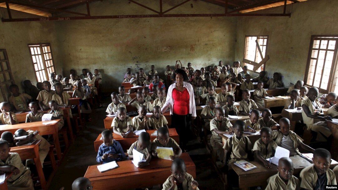 Bamwe mu banyeshure bo mu Burundi na mwigisha wabo