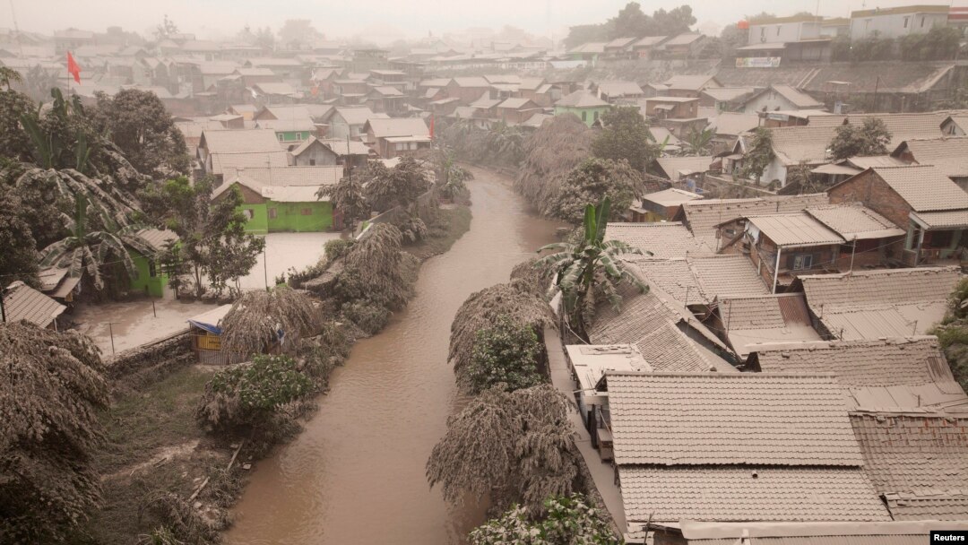 Amazu yuzuye eumunyota w'ikirunga co ku musozi, Kelud muri Indonesia.